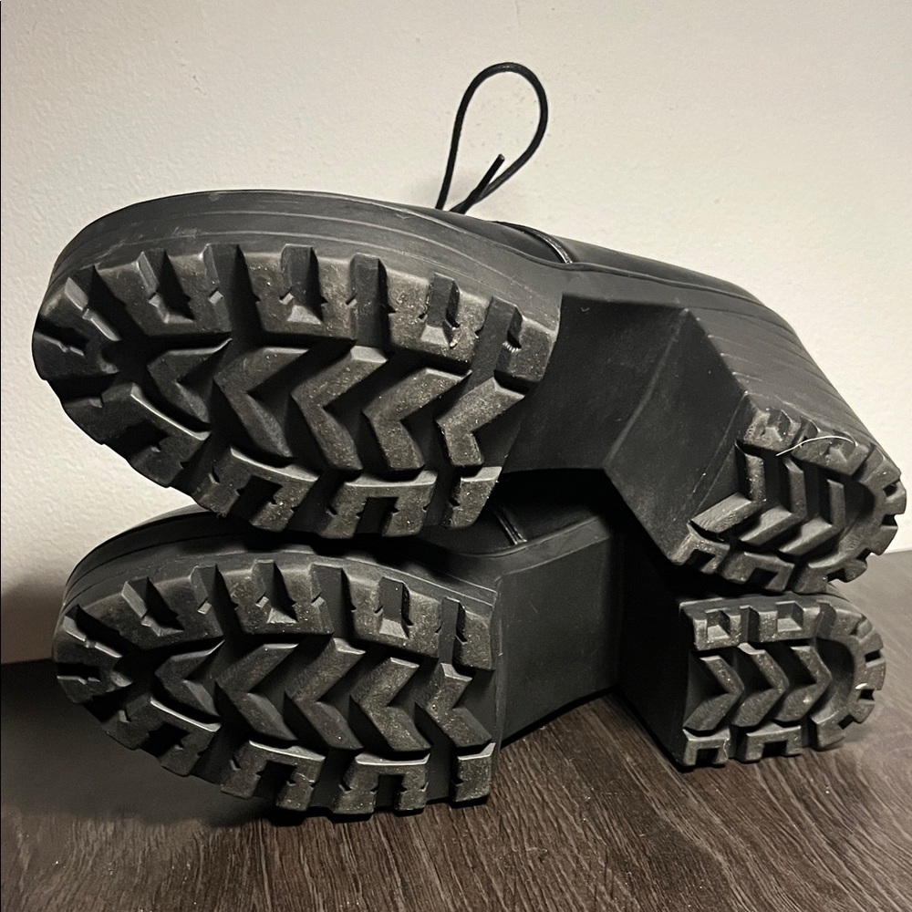 🎉 Host Pick 🎉 Black Platform Lace-Up Shoes - Picture 5 of 6